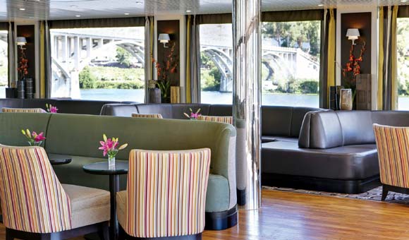 Lounge con vistas a bordo del Douro Spirit CRUCEROS DE LUJO RIO DUERO DOURO SPIRIT CRUCEROS FLUVIALES RIO DOURO RIVER CRUISES DOURO AZUL